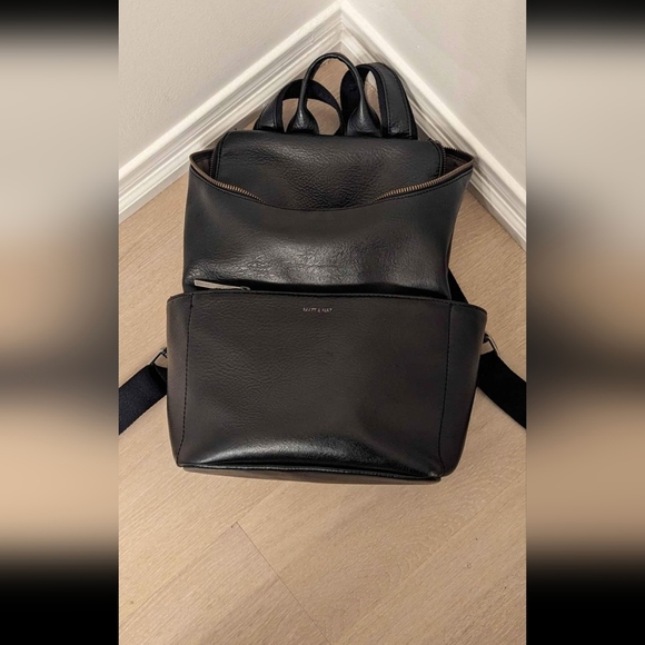 Matt & Nat Brave Backpack fits up to 15 inch laptop - Picture 3 of 3